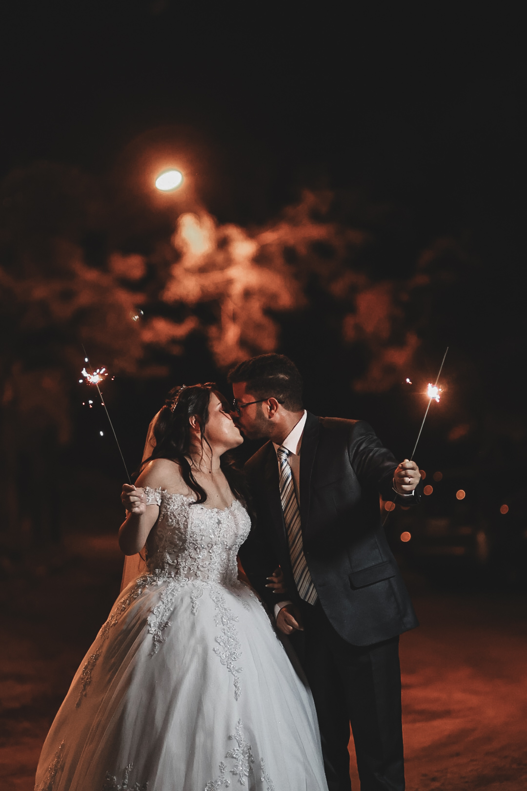 Noivos se beijando à noite com estrelinhas acesas, casamento no Vale do Paraíba