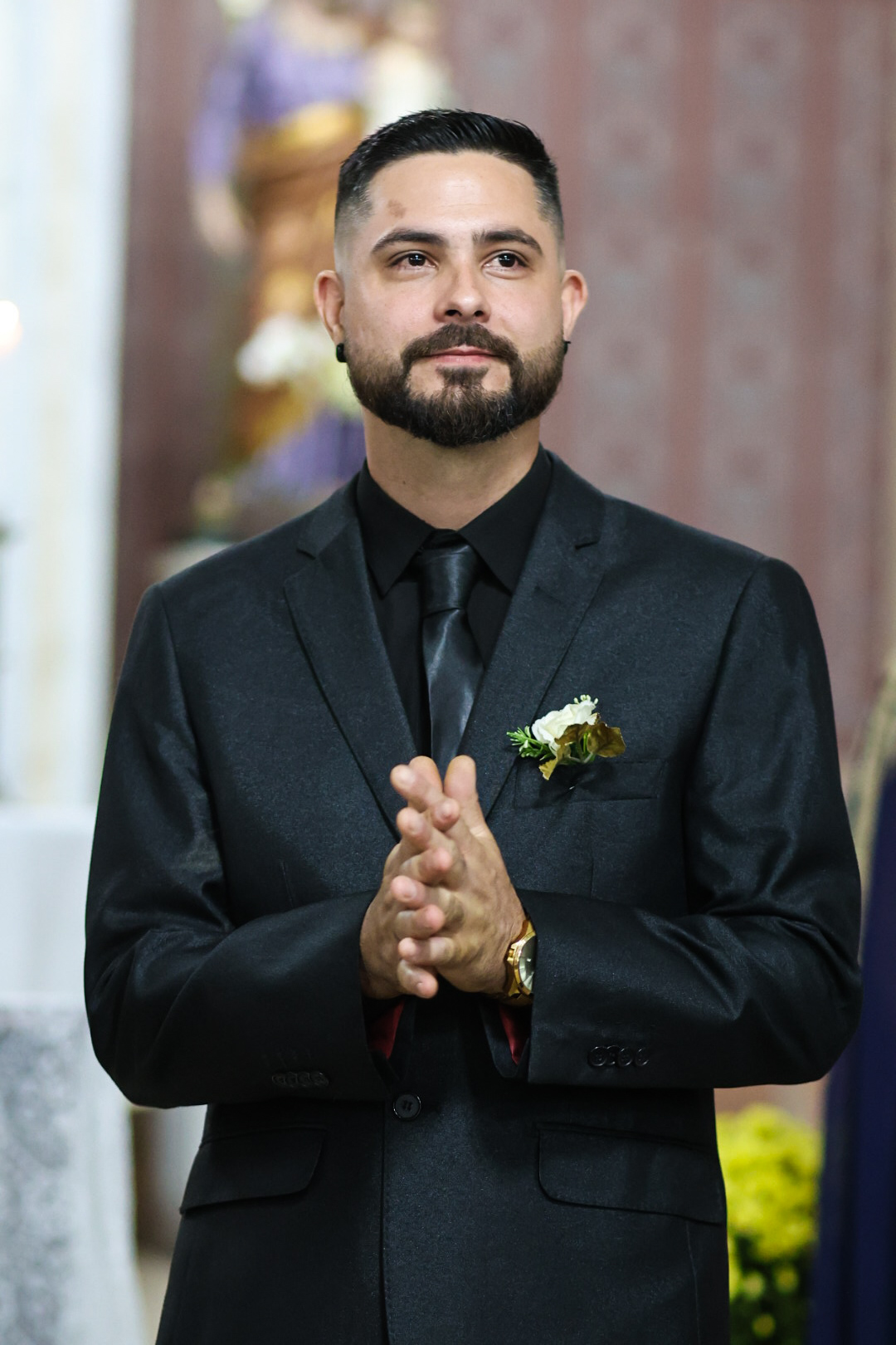 Retrato do noivo durante a cerimônia de casamento
