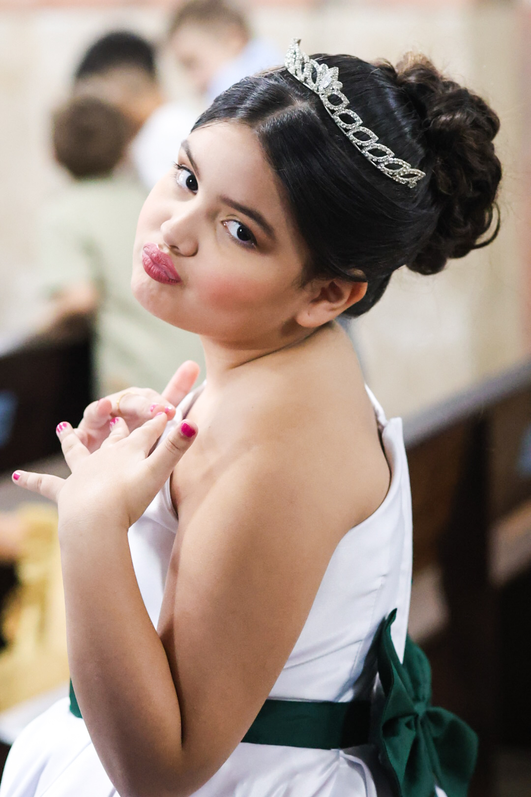 Daminha de casamento com tiara de brilhantes