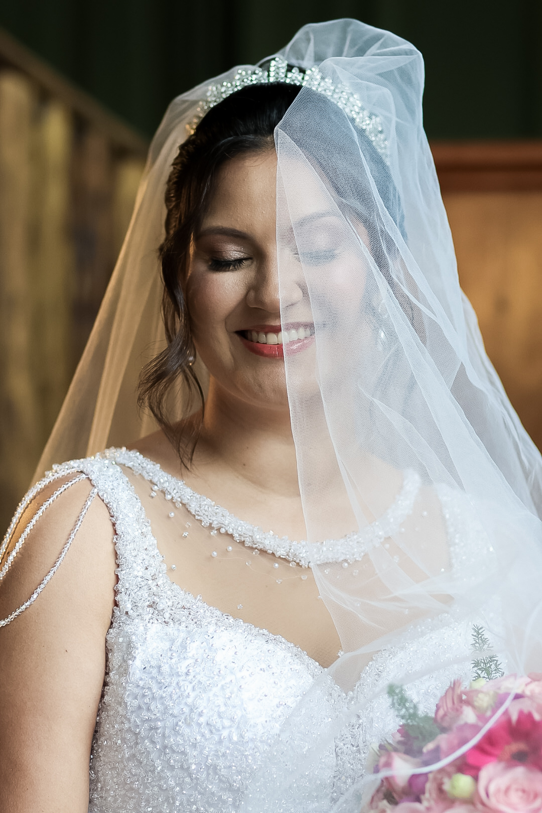 Noiva sorrindo por trás do véu, retrato de casamento