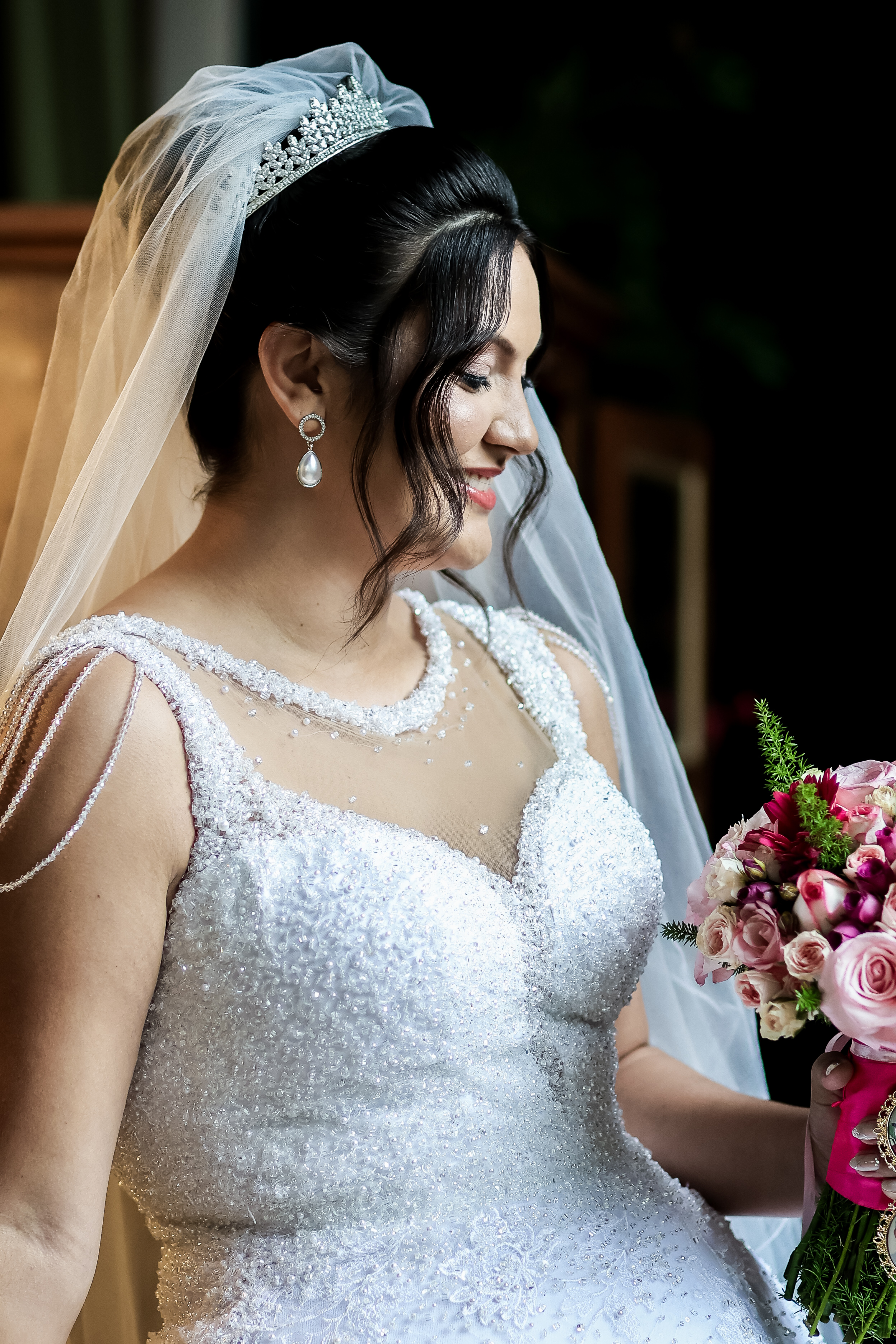 Detalhe do vestido e brinco da noiva