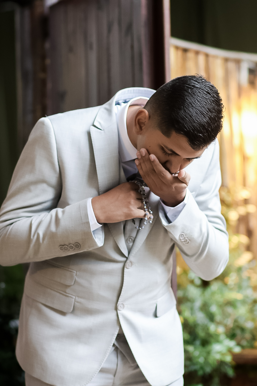 Noivo emocionado se preparando para o casamento