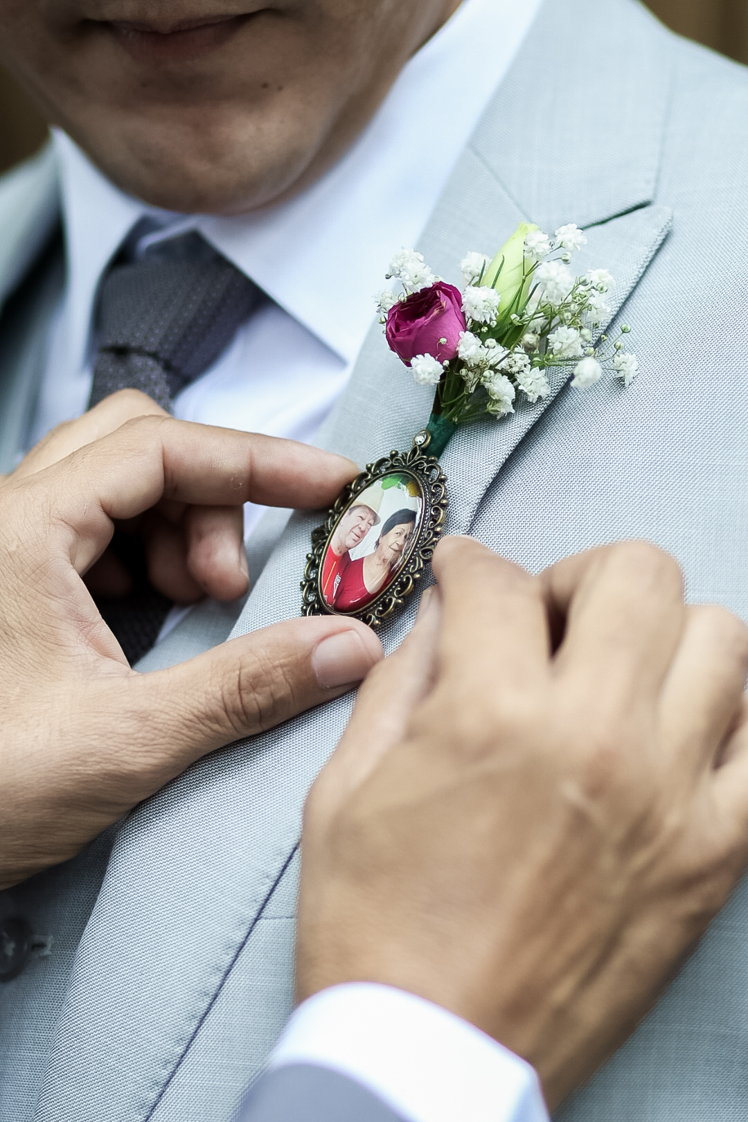 Lapela do noivo com broche de foto em homenagem aos pais